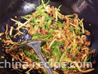 香辣豆腐干炒肉丝,一起翻炒，炒香配菜。