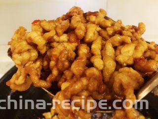 香辣豆腐干炒肉丝,放入豆瓣酱一起翻炒，炒香上色。如图。