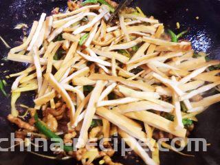 香辣豆腐干炒肉丝,最后放入豆腐干。