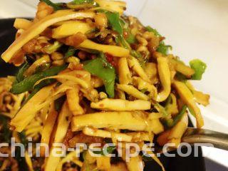 香辣豆腐干炒肉丝,调入适量盐味和少量鸡精。