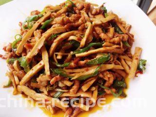 香辣豆腐干炒肉丝,拿到阳台上拍一张，然后开饭咯！