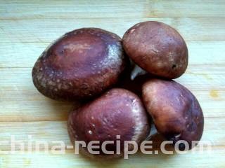 香菇猪肉炸酱面,香菇去蒂洗净