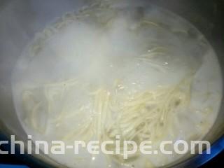 香菇猪肉炸酱面,煮锅放入适量清水，烧开后下入面条，煮三四分钟