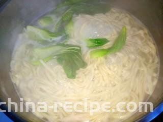 香菇猪肉炸酱面,面条煮好，放入油菜搅拌一下即可关火