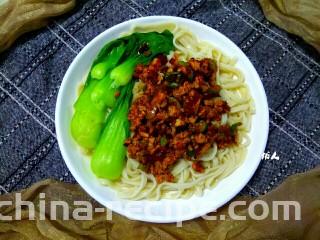 香菇猪肉炸酱面,把炒好的香菇肉酱浇到面条上即可