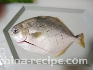 红烧金鲳鱼,金鲳鱼洗干净，然后切成网格状