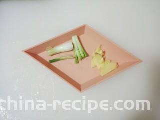 红烧金鲳鱼,姜切成片，葱头切段