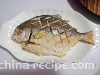 红烧金鲳鱼,盛出来备用
