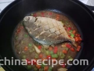 红烧金鲳鱼,然后放入青红椒，煮至收干汁，也需要翻一下鱼哦