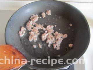 雪菜肉末烧豆腐,锅中留少许油， 下入肉末煸炒；