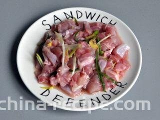 香辣干锅兔,在兔肉里放入料酒、小葱、姜片和少量的盐，腌制10分钟。