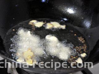 香辣干锅兔, 重新换一锅油，烧开后，倒入花椒、姜、蒜。