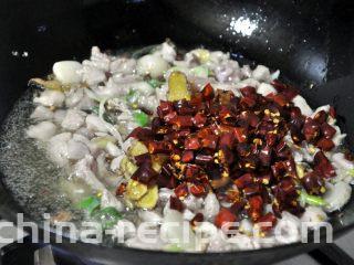 香辣干锅兔, 倒入干辣椒段，辣椒量根据个人喜欢的程度，我这个辣椒看着不算多，但是真的很辣。
