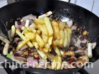 香辣干锅兔,倒入提前炸过的土豆条，继续翻炒。
