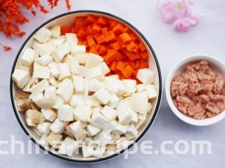 米饭杀手肉末炒杏鲍菇,把所有材料准备好清洗干净，杏鲍菇、胡萝卜切粒，瘦肉切末加生粉料酒拌匀静置10分钟。