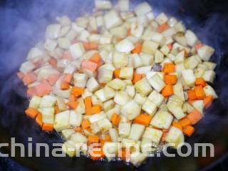 米饭杀手肉末炒杏鲍菇,大火翻炒至杏鲍菇显干爽状态。