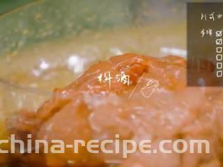 川式水煮牛肉,加水，用手抓打，放油和料酒腌制