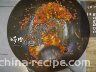 川式水煮牛肉,依次放入干辣椒和醪糟翻炒