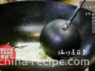 川式水煮牛肉,热锅放油，煸炒姜蒜葱