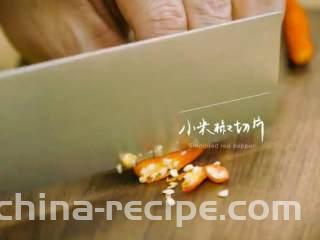 川式水煮牛肉,小米椒切碎，小农切末儿