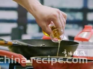 川式水煮牛肉,热锅放油，香油烧热，浇在牛肉片上