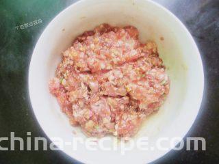 面筋塞肉,猪肉馅中放入盐，糖，料酒，淀粉，香油，鸡粉，葱姜，顺一个放向搅匀，多搅打一会，让肉上劲，这样做出来的油面筋好吃