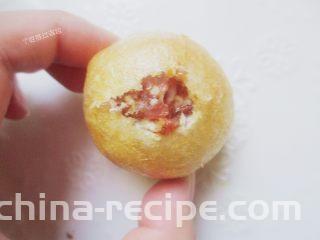 面筋塞肉,用筷子将肉馅一点点的塞进油面筋里，将面筋填满，这道工序虽然不复杂，但是绝对要有足够的耐心和细心，肉馅塞多少看个人喜欢的，塞的多成品就圆些