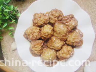 面筋塞肉,煮好的油面筋的皮是皱皱的吸在肉馅上的