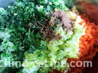 酥炸萝卜丝丸,胡萝卜、萝卜、葱、姜、香菜放入容器中再放入五香粉、油、盐、味精