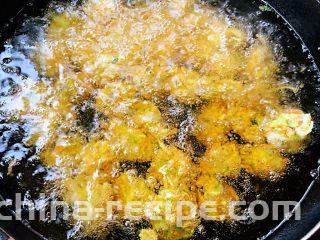 酥炸萝卜丝丸,锅中倒入适量油加热油温至八成热成热放入萝卜丝丸炸起来