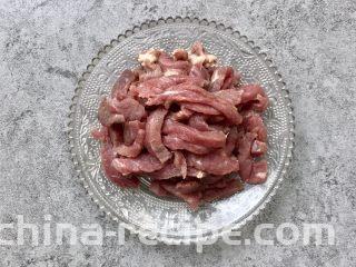 双椒爆炒牛柳,牛肉顺着纹路切条状