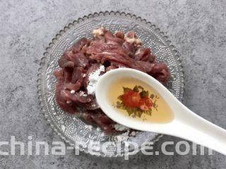 双椒爆炒牛柳,加半汤匙料酒和小半勺食用油