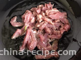 双椒爆炒牛柳,锅烧热放油把牛柳放进去翻炒