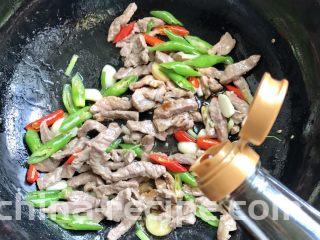 双椒爆炒牛柳,醋少许