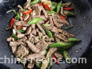 双椒爆炒牛柳,大火翻炒均匀即可出锅（记住整个翻炒过程都是大火哈，爆炒）