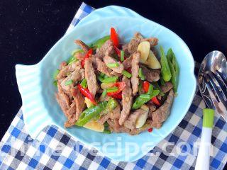 双椒爆炒牛柳,装盘撒葱花即可开吃,牛肉很嫩,辣味十足,超级下饭呢!喜欢的亲们赶紧做起来吧!
