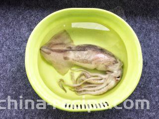 酱爆鱿鱼花,冰冻鱿鱼1只,没有处理之前大概600克,买回来放水里泡半小时等冰化后再处理。