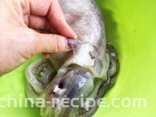 酱爆鱿鱼花,
泡水后的鱿鱼下面进行处理过程:把外面那层黑黑的皮撕掉,容易撕!鱼须也可以撕一下,这样就没那么腥。用剪刀将肚子打开去内脏清洗干净。