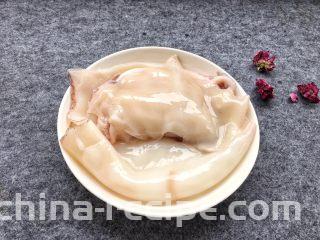酱爆鱿鱼花,如图清理干净的鱿鱼。