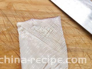 酱爆鱿鱼花,如图