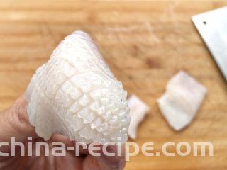 酱爆鱿鱼花,然后把切好花纹的鱿鱼切成大小相等方块