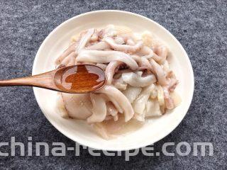 酱爆鱿鱼花,再添加料酒4勺、一起搅拌均匀腌制10分钟。