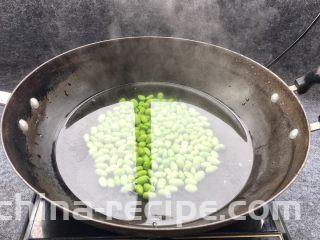 酱爆鱿鱼花,毛豆先下锅煮熟，再捞起来待用。豆类一定煮熟吃，豆类含有皂素等有毒害成分，如果没有完全煮熟，这些物质没有完全破坏，食用这种毛豆就有可能引起中毒。