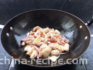 酱爆鱿鱼花,调大火，倒鱿鱼下锅爆炒。