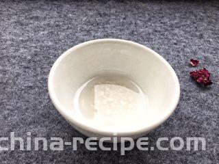 酱爆鱿鱼花,红薯粉兑少量水搅拌均匀备用，添加红薯粉可以让鱿鱼花更爽脆。