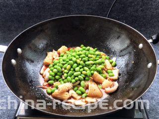 酱爆鱿鱼花,继续大火翻炒片刻，倒入煮好的毛豆一起翻炒。