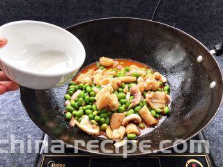 酱爆鱿鱼花,倒入红薯粉。