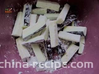 馋嘴蒜香茄条,茄子洗浄切小条，放盆里洒上适量的盐拌匀腌出水，然后冲洗干净，挤干水份备用，撒上一层淀粉