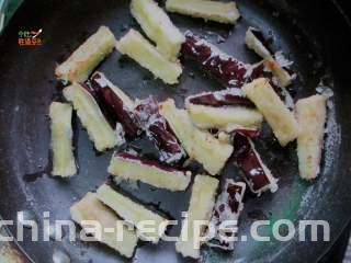 馋嘴蒜香茄条,大火炸至茄子软烂，捞起沥干油