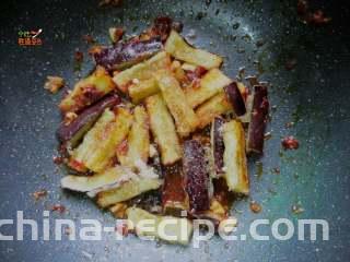 馋嘴蒜香茄条,大火翻炒，将盐、白糖、醋、酱油、淀粉调匀兑成芡汁，放入锅内，翻炒均匀